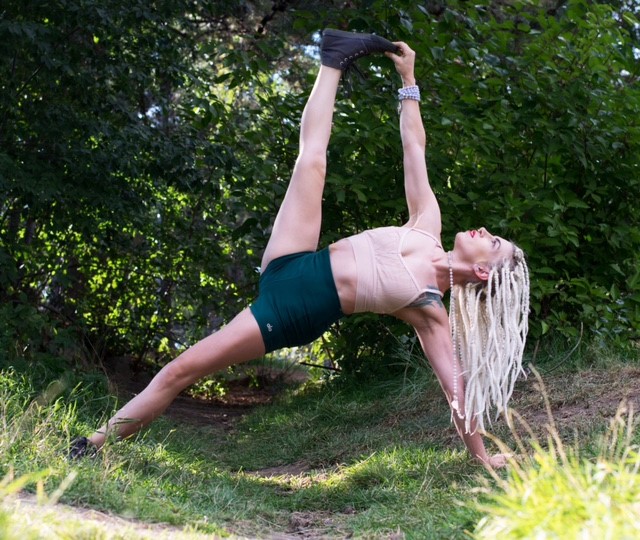 TheGivingMom Karissa Becker yoga pose